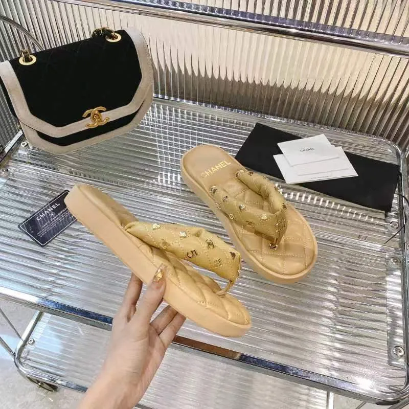 👟👟Ex-factory price 460👟👟 CHANEL 2022SS C Jia Xiaoxiang new summer bread slippers flip-flops flip-flops beach sandals original 7100 purchase development production Xiaoxiang 2023 summer hot style bread slippers irresistibly cute! The color of macarons and ice cream combined with the chubby figure is like stepping on bread or clouds ☁️Super strong wrapping feeling!  Fabric: Original customized super soft sheepskin Lining: Original customized super soft sheepskin Sole: Exclusive molded ultra-light foam outsole Sole thickness: 2CM Size: 35-40